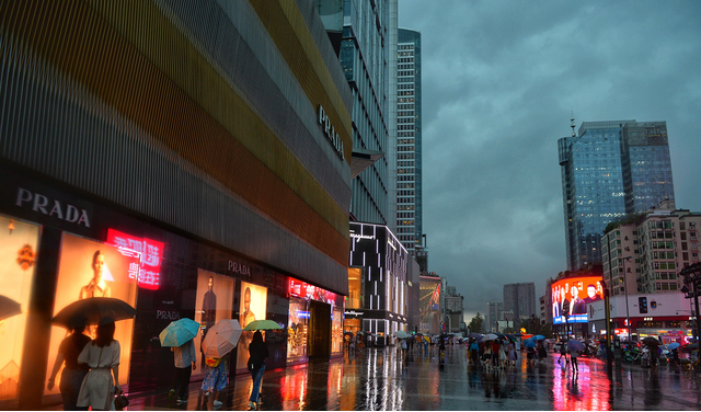 成都暴雨來襲 出行注意安全